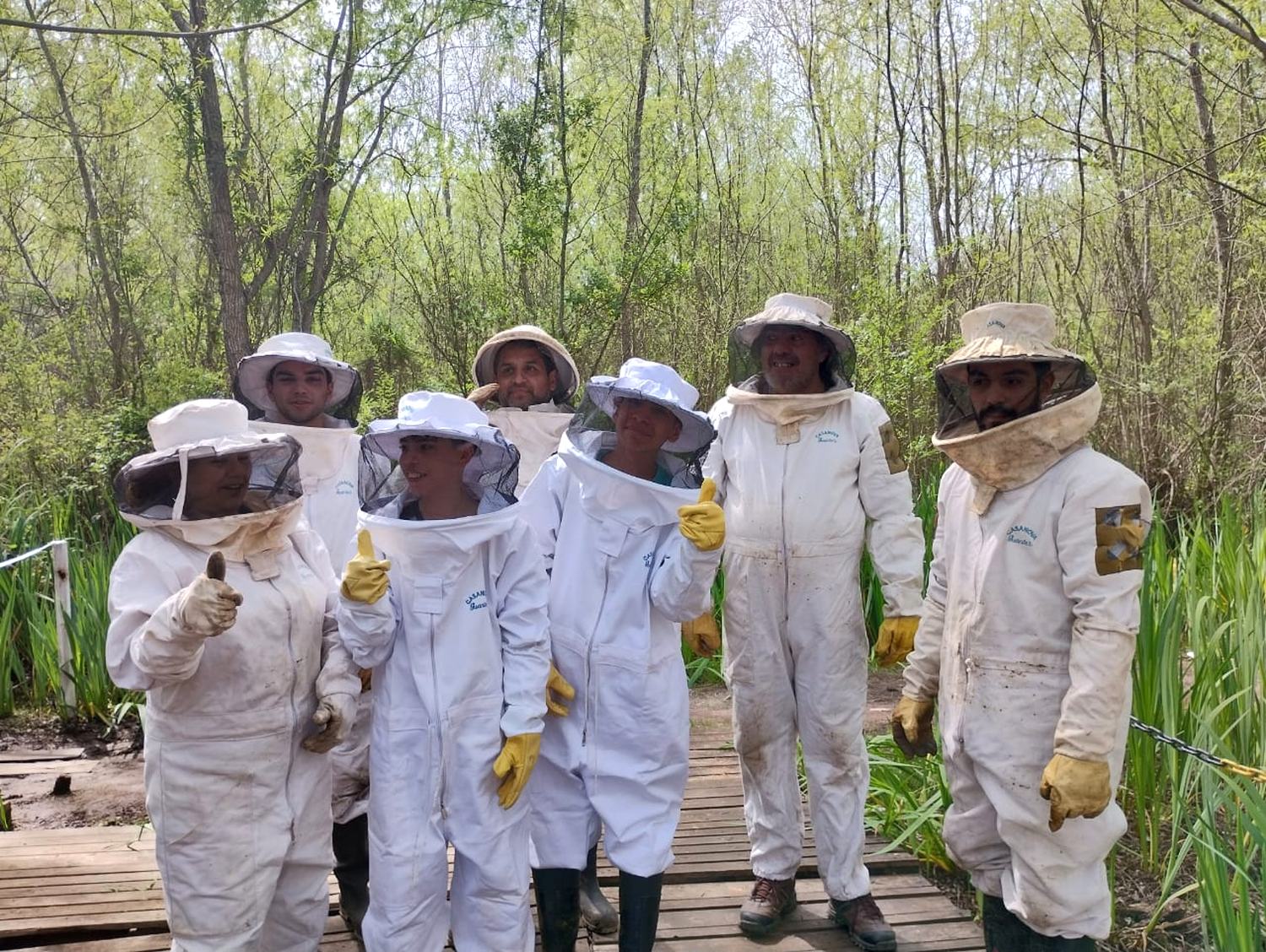 El equipo de Almas del Delta en el apiario