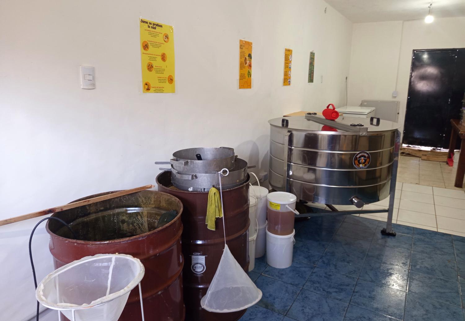 Extractor, tambores y filtros en la sala de fraccionamiento